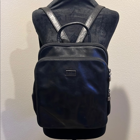 Perlina Handbags - Elegant Black Leather Backpack